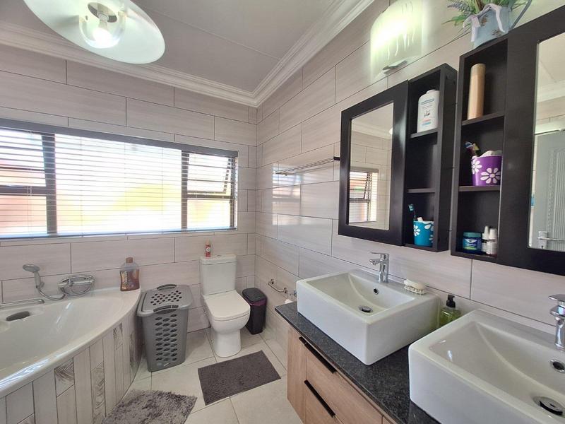 4 Bedroom Property for Sale in Fraaiuitsig Western Cape